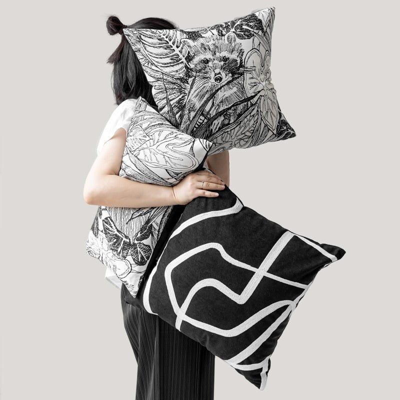 Vỏ Gối Sofa Nhung Đỏ Họa Tiết Gấu Sang Trọng