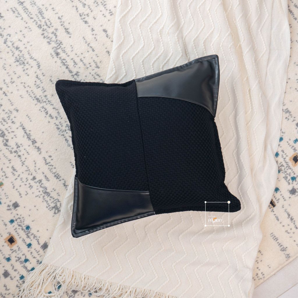 Vỏ Gối Sofa Nhung Đỏ Họa Tiết Gấu Sang Trọng