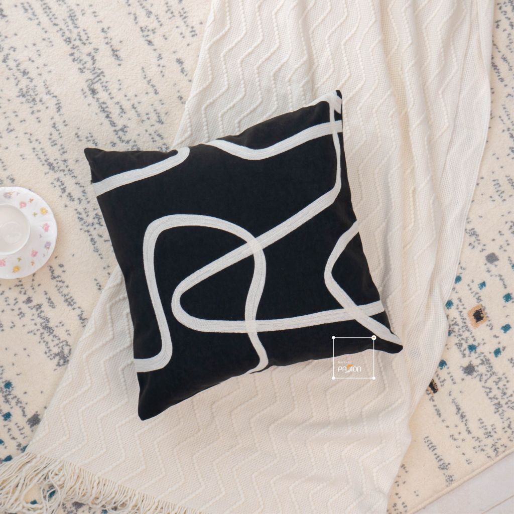 Vỏ Gối Sofa Nhung Đỏ Họa Tiết Gấu Sang Trọng