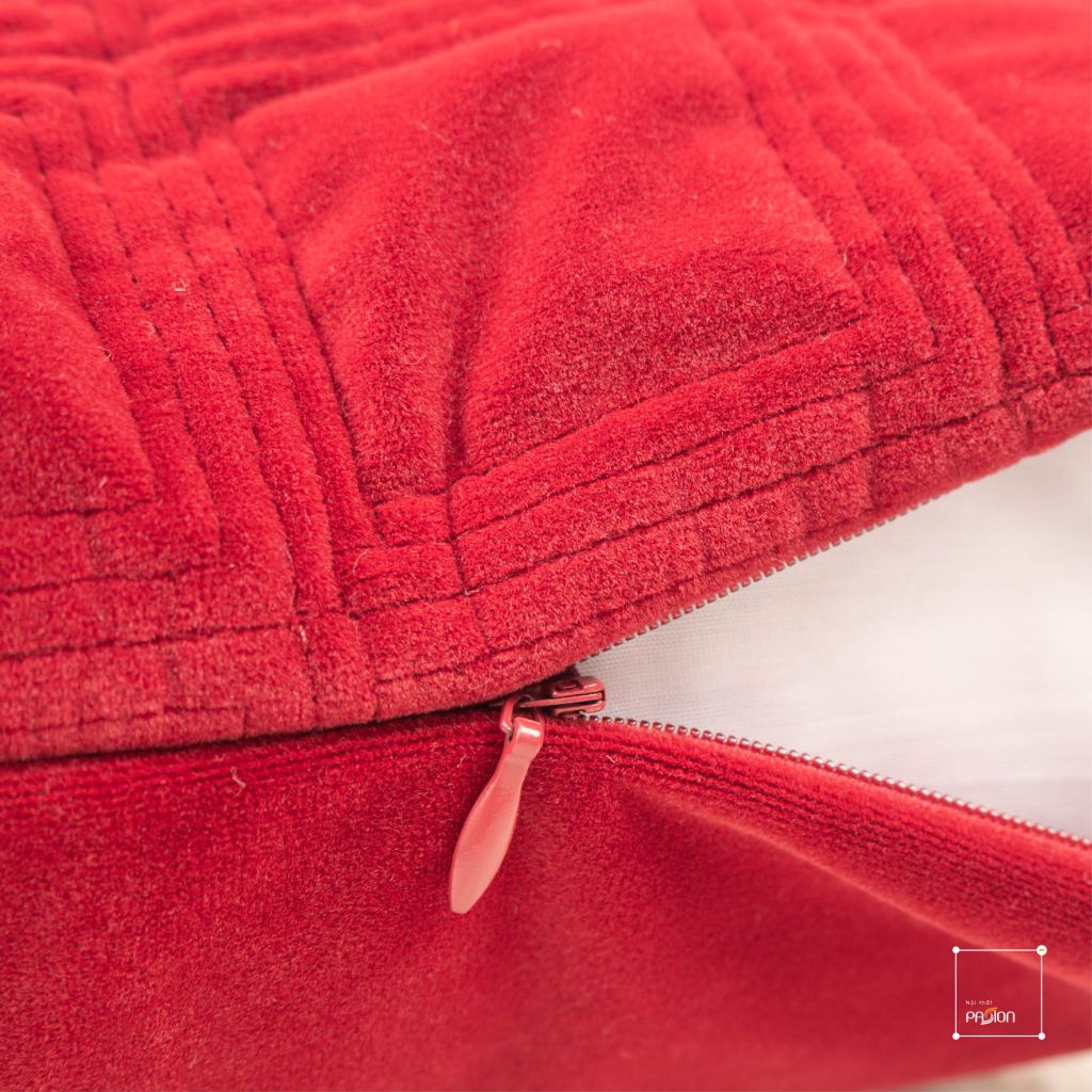 Vỏ Gối Sofa Nhung Đỏ Họa Tiết Gấu Sang Trọng