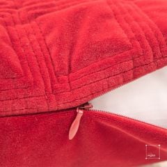 Vỏ Gối Sofa Nhung Đỏ Họa Tiết Gấu Sang Trọng