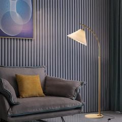 Đèn Sàn Chao Xếp Ply Chân Kim Loại Vàng Sang Trọng