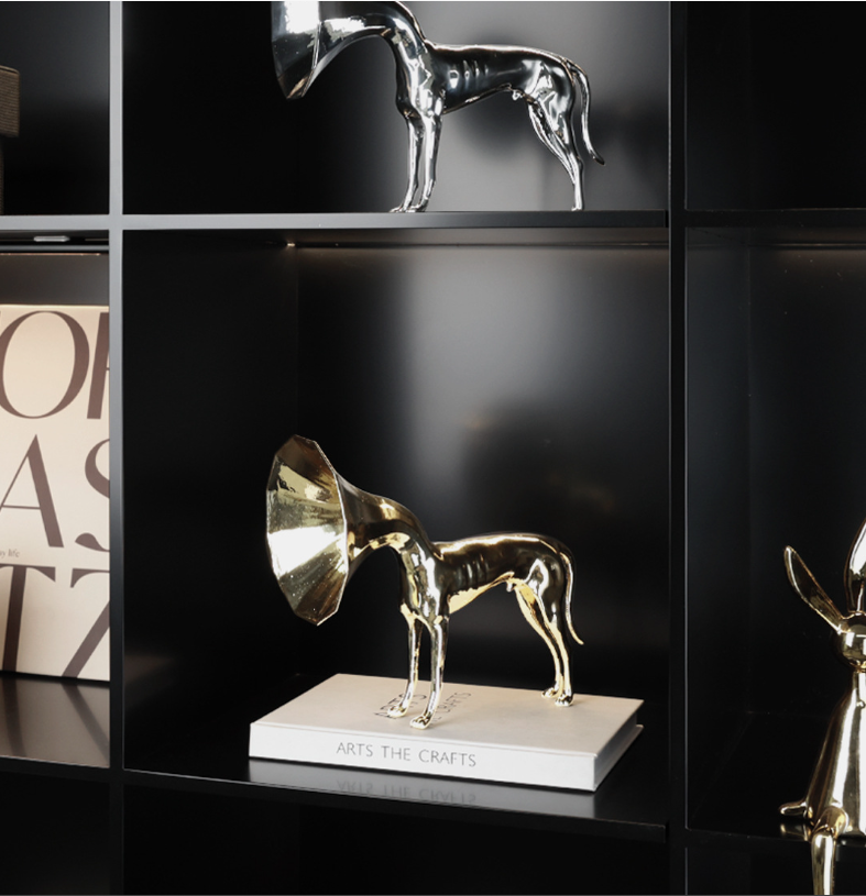 Tượng Trang Trí Hình Chó Trumpet Vàng Sang Trọng