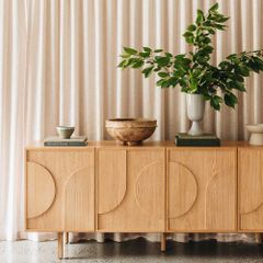 Tủ sideboard gợn sóng gỗ sồi tự nhiên