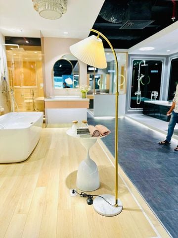 Đèn Sàn Chao Xếp Ply Chân Kim Loại Vàng Sang Trọng