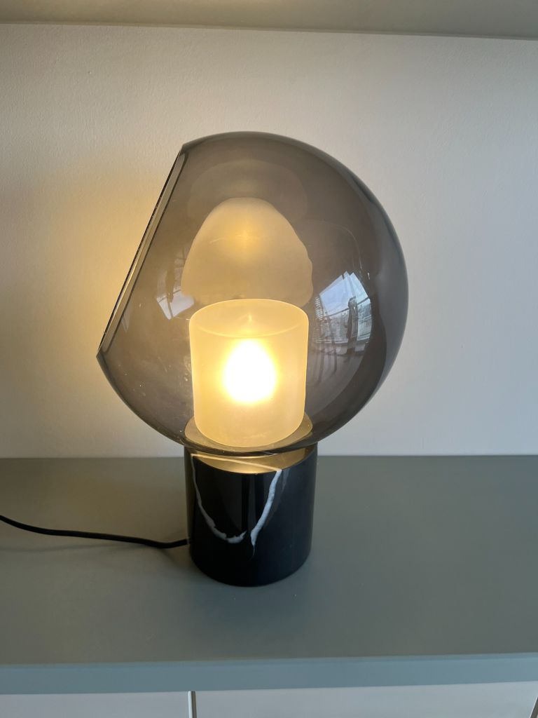 Đèn Bàn Hiện Đại Phong Cách Minimalist Chao Thủy Tinh Khuyết