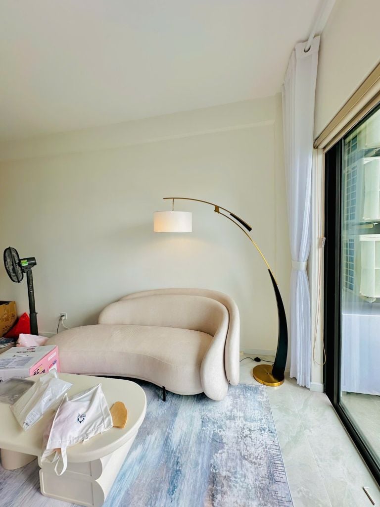 Đèn Sàn Chân Cong Cách Điệu Decor Phòng Khách