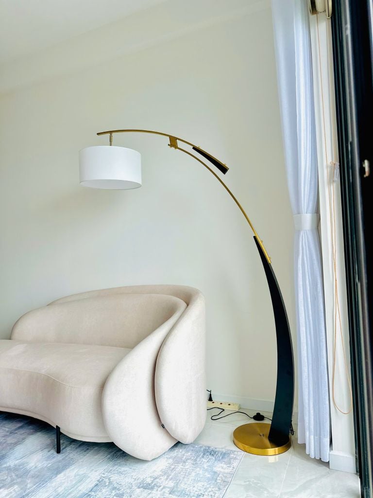 Đèn Sàn Chân Cong Cách Điệu Decor Phòng Khách