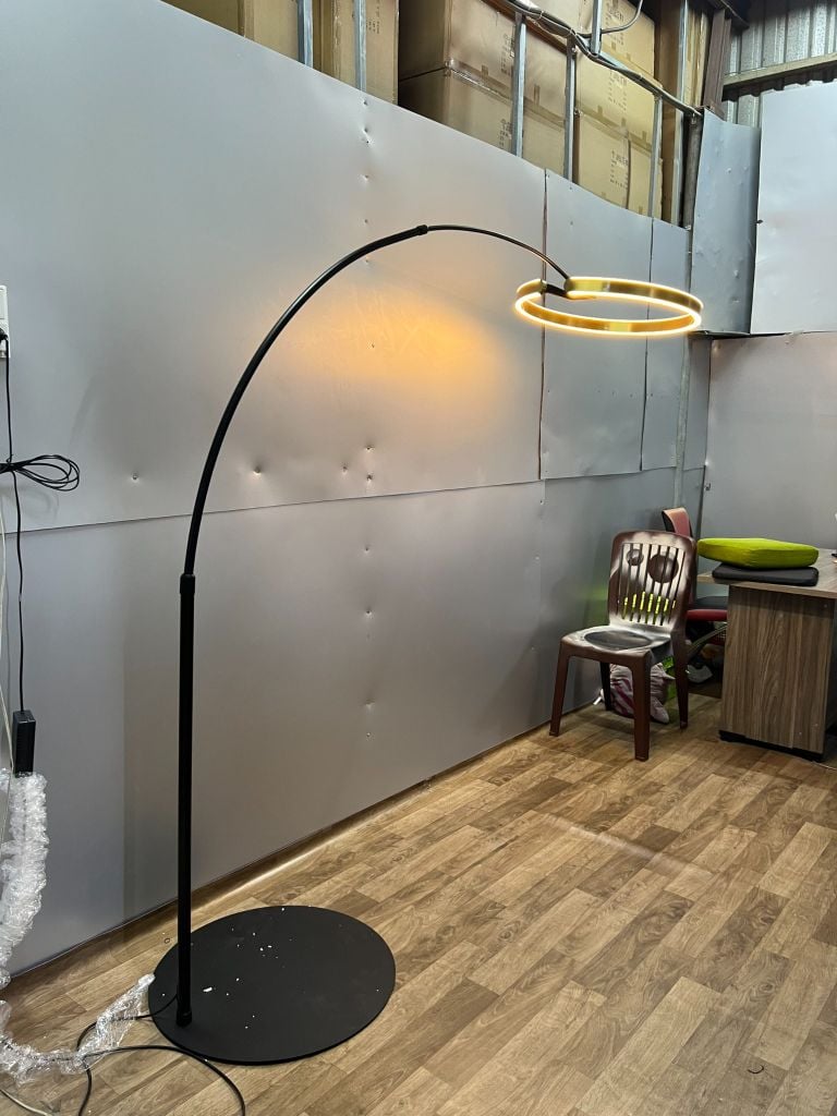Đèn Sàn Thân Cong Decor Phòng Khách Chao Thanh Tròn Hiện Đại