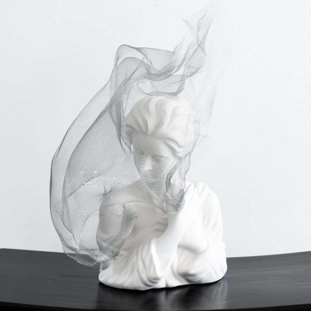 Tượng Cô Gái Điêu Khắc Phủ Khăn Lưới Sang Trọng