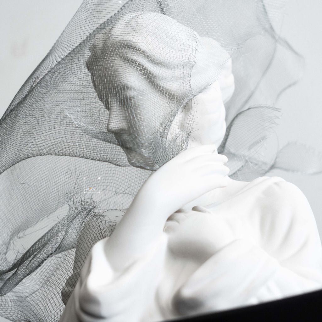 Tượng Cô Gái Điêu Khắc Phủ Khăn Lưới Sang Trọng