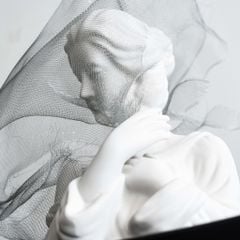 Tượng Cô Gái Điêu Khắc Phủ Khăn Lưới Sang Trọng