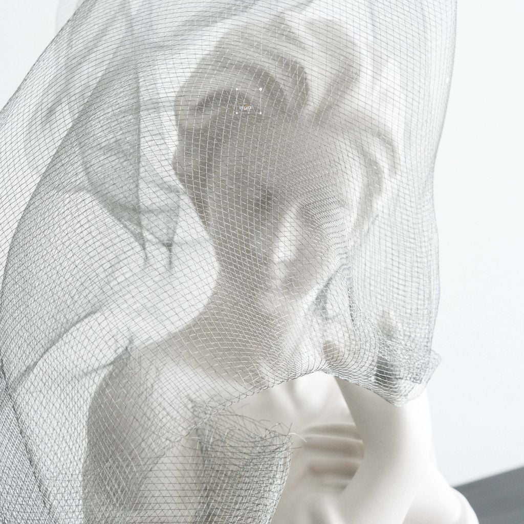 Tượng Cô Gái Điêu Khắc Phủ Khăn Lưới Sang Trọng