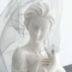 Tượng Cô Gái Điêu Khắc Phủ Khăn Lưới Sang Trọng