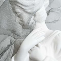 Tượng Cô Gái Điêu Khắc Phủ Khăn Lưới Sang Trọng