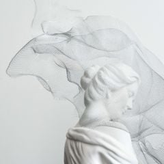 Tượng Cô Gái Điêu Khắc Phủ Khăn Lưới Sang Trọng