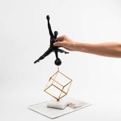 Tượng Trang Trí Hình Người Nhảy Cao Đế Cẩm Thạch