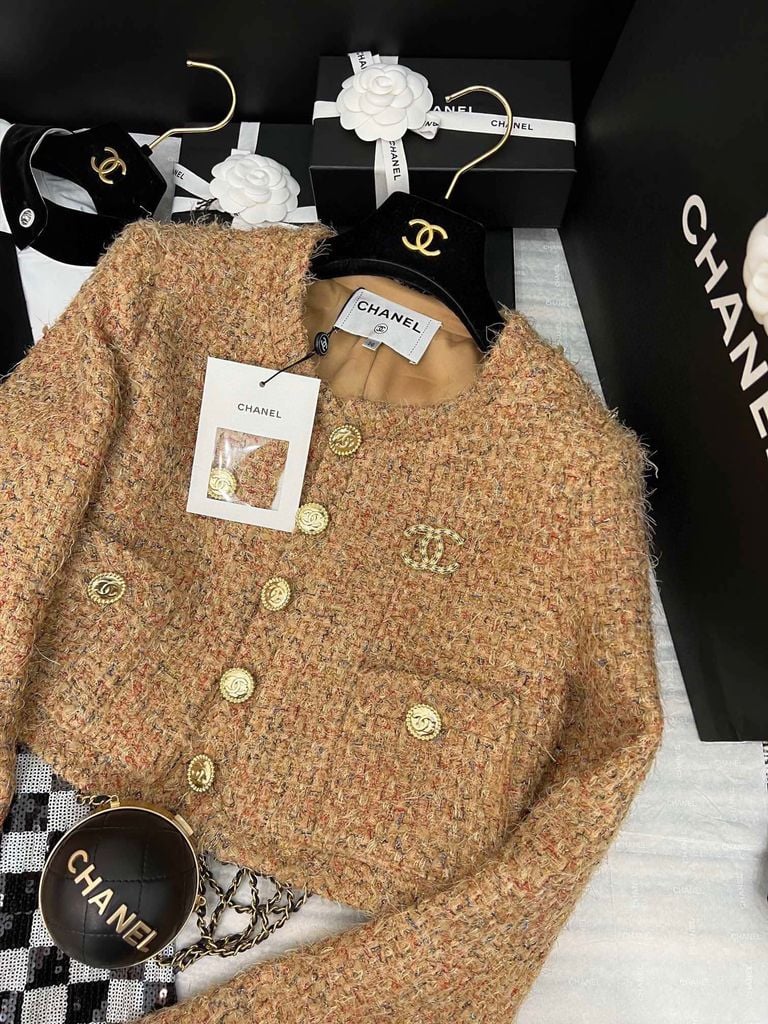 Liên tục mặc trang phục tweed của Chanel Vương Nhất Bác vẫn nam tính ngời  ngời  Phong cách sao  Việt Giải Trí