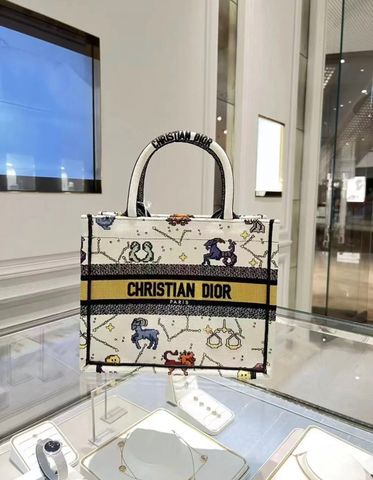 Túi xách nữ Dior* book tote SIÊU CẤP thêu hoạ tiết độc đáo mẫu mới size 26cm và 42cm