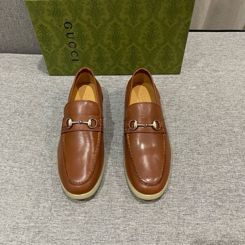 đôi loafer Gucci nam này được chế tác từ da lỳ nhập khẩu và da lộn cao cấp