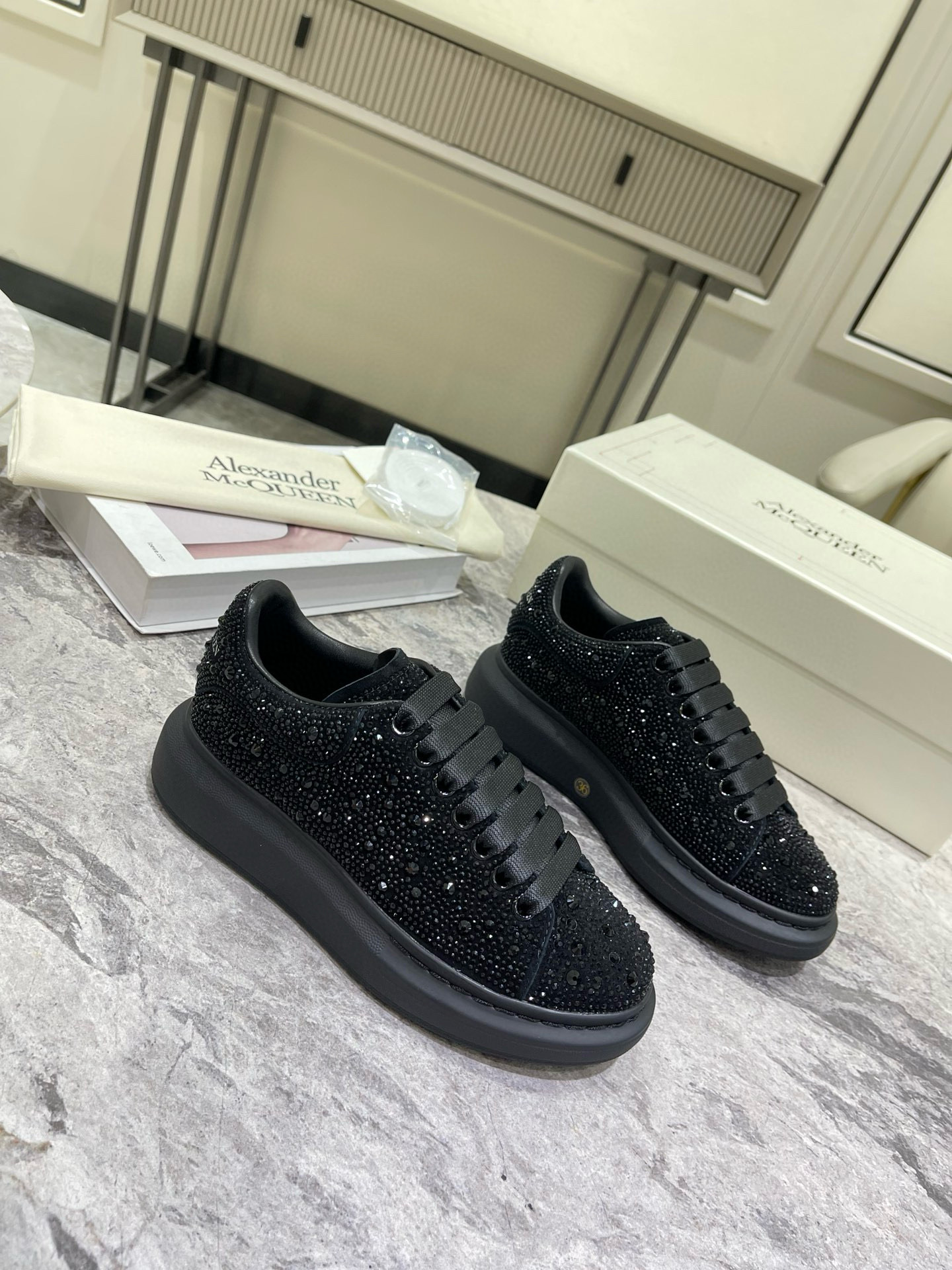 Zapatillas Alexander McQueen Oversize: Elegancia y Comodidad con Pedrería - zapato alexander McQueen