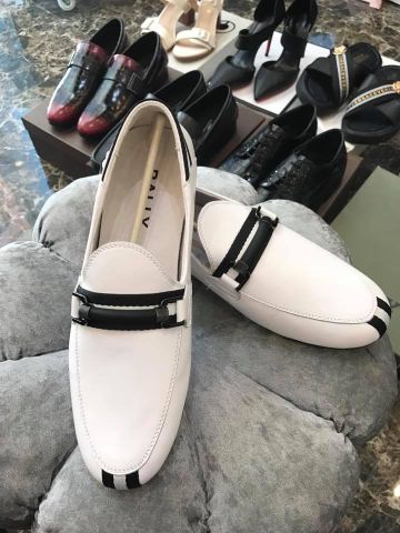 giày bally da mềm đẹp có màu trắng và xanh đen