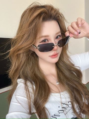 Kính nữ gm gọng titan hàng độc VIP 1:1