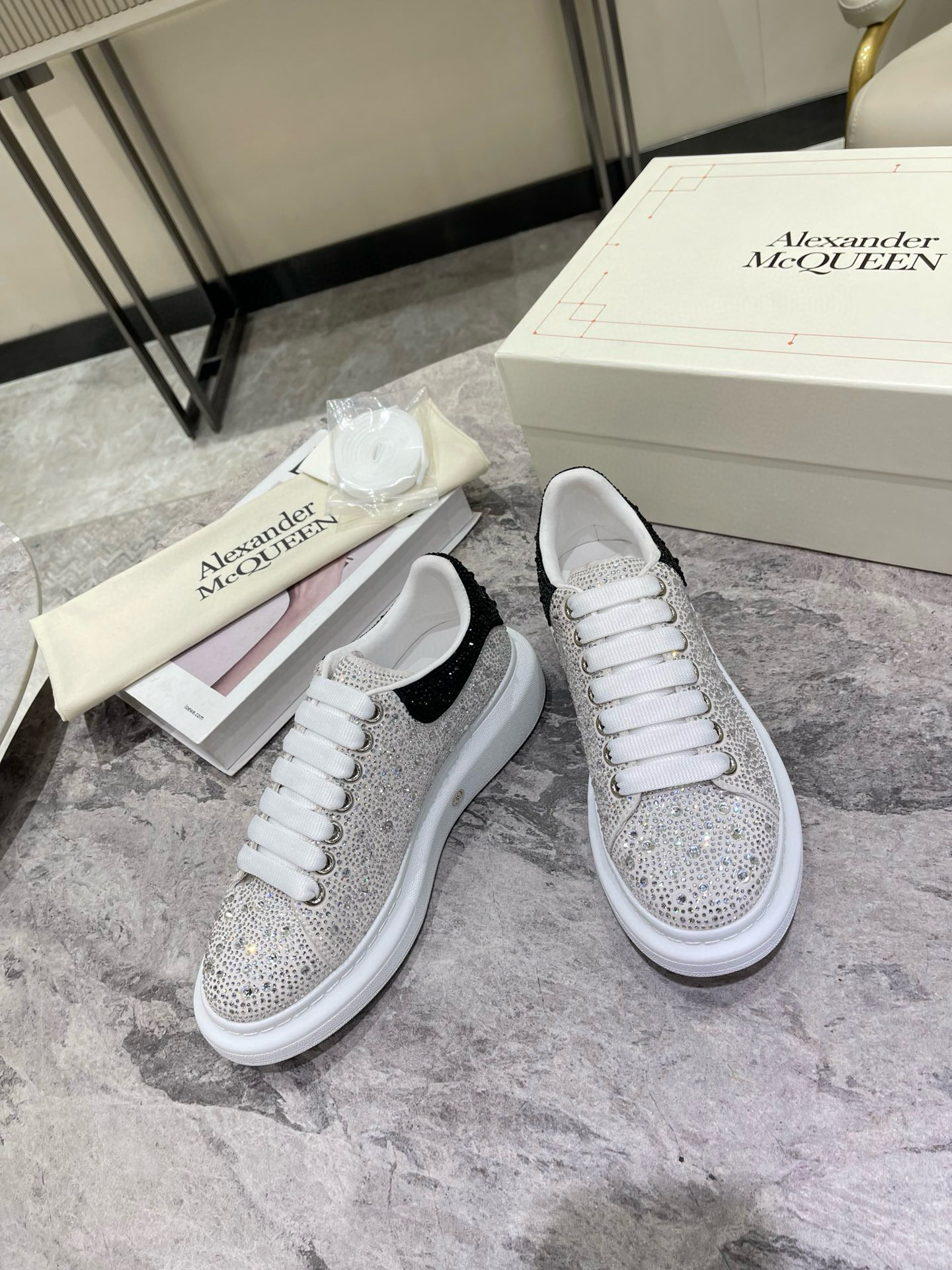 Zapatillas Alexander McQueen Oversize: Elegancia y Comodidad con Pedrería - zapato alexander McQueen