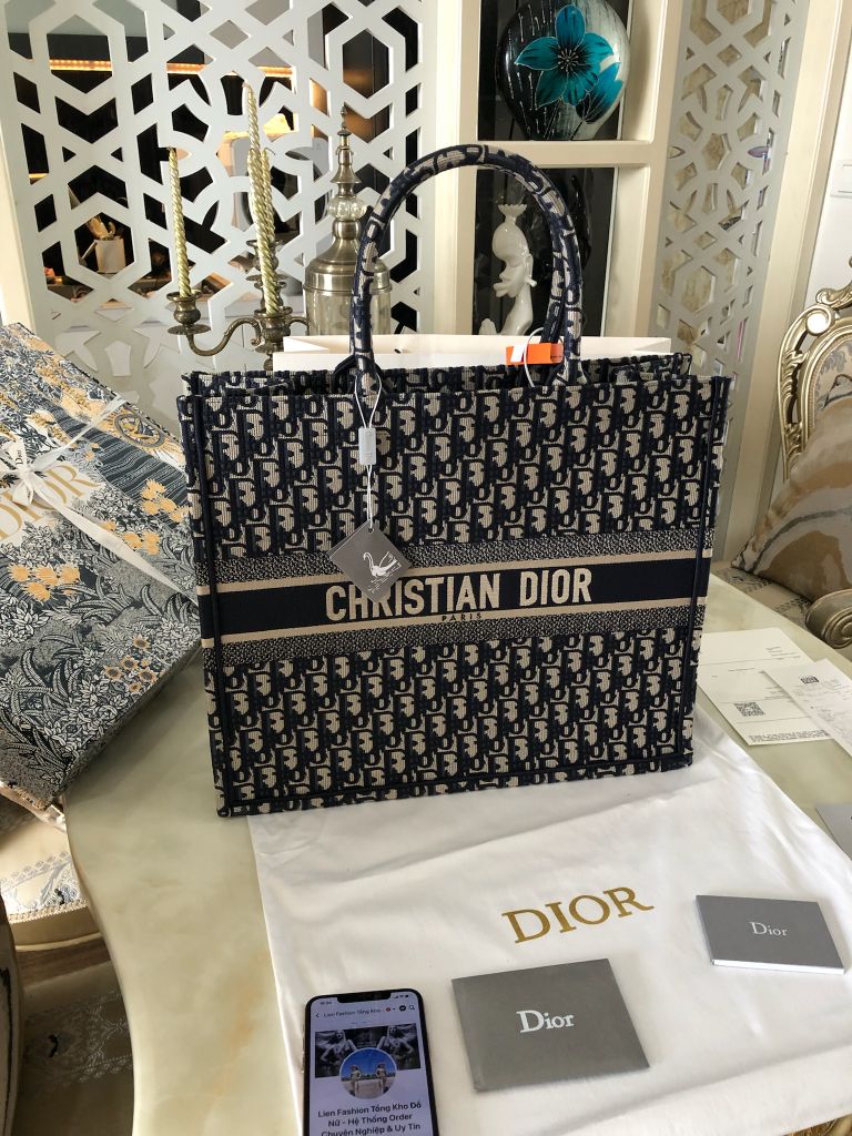 Túi nữ Medium Dior Book Tote White and Black Plan de Paris Embroidery #45 Túi nữ Medium Dior Book Tote White and Black Plan de Paris Embroidery