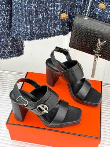 Sandal cao gót  Herme*s  “One-Strap” biểu tượng