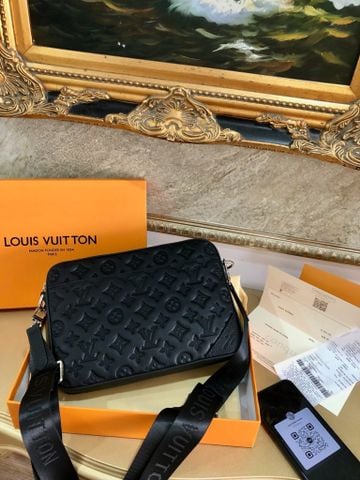 Túi clutch L*V nam da bò dập nổi hoạ tiết Monogram cao cấp