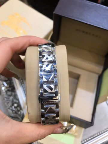 Đồng hồ nữ burberry dây kim loại
