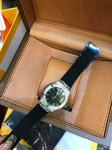 Đồng hồ nữ HUBLOT nạm đá,