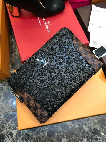 Clutch LV da dập logo pha karo nâu