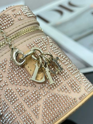 Túi xách Lady Dior Vanity dạng ống túi đựng mỹ phẩm siêu mini được thiết kế tinh xảo