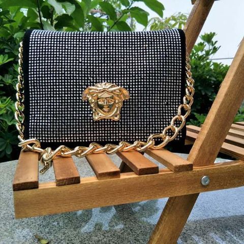 Túi xách versace đính đá dây và logo vàng đẹp sang size 24cm x 18cm