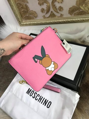 Clutch moschino hồng size nhỏ