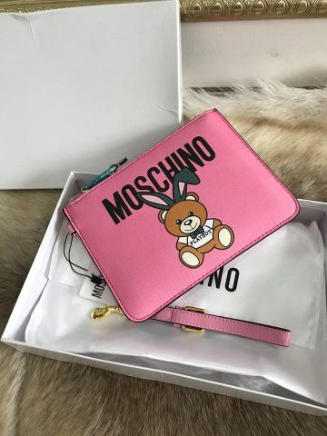 Clutch moschino nữ màu hồng size nhỏ