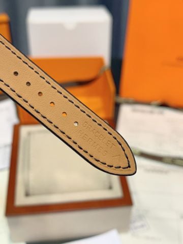 Đồng hồ nữ Hermes* dây vân cá sấu mặt chữ H case 26cm