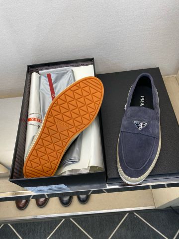 Giày slip-on nam PRAD* toát lên vẻ lịch lãm và phong cách tối giản