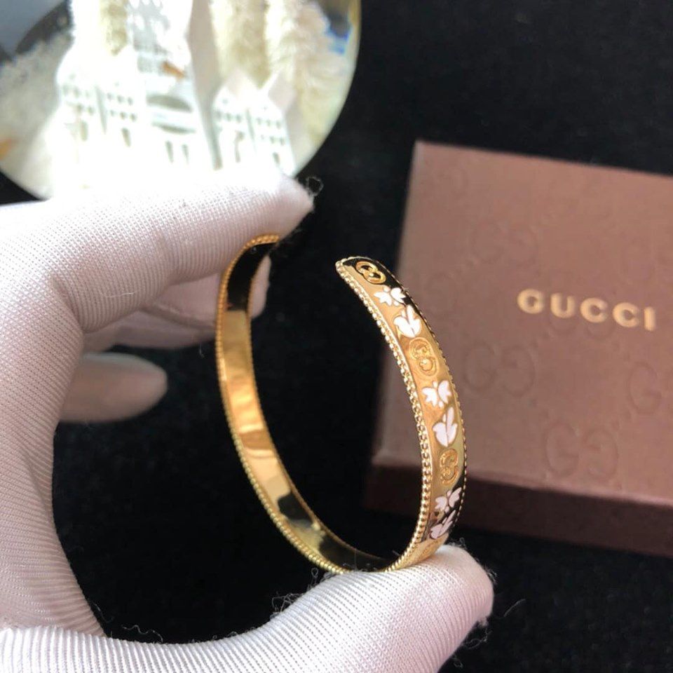 Đồng hồ Gucci nữ dạng lắc tay mặt vuông sang chảnh Gucci G Lady là sự lựa chọn hoàn hảo cho những cá nhân yêu thích phong cách thời trang mạnh mẽ và thanh lịch. Thiết kế độc đáo, kiểu dáng tinh tế cùng chất liệu cao cấp đảm bảo mang lại cho bạn sự tự tin và nổi bật. Hãy xem hình ảnh để chiêm ngưỡng sự đẳng cấp của sản phẩm.