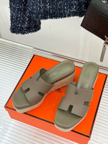 Sandal đế xuồng Herme*s  phong cách cổ điển pha nét hiện đại