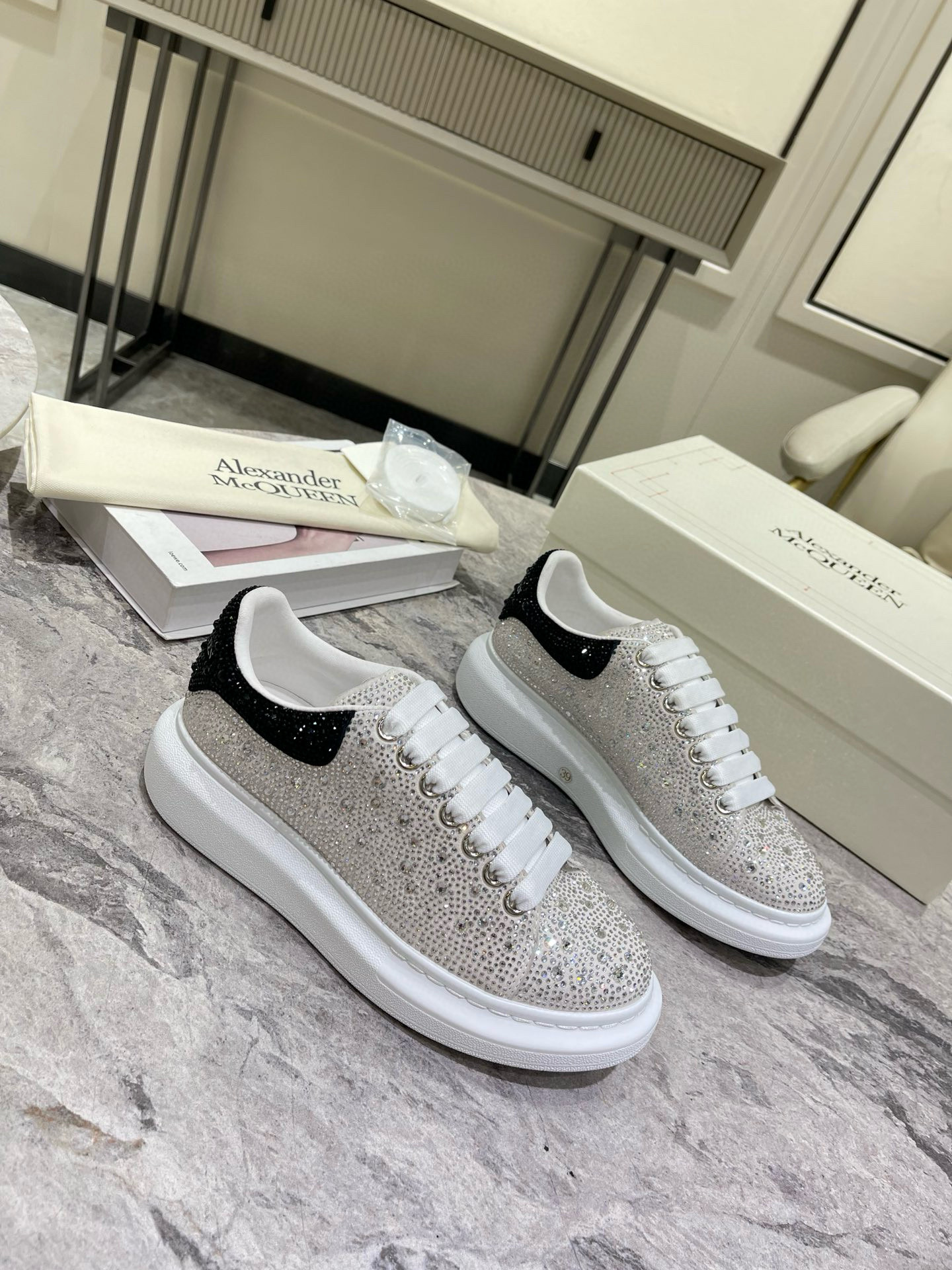 Zapatillas Alexander McQueen Oversize: Elegancia y Comodidad con Pedrería - zapato alexander McQueen