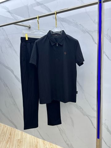 Bộ suit nam Lorro* Piana*  thời thượng gồm áo polo cổ bẻ tay ngắn phối cùng quần dài đồng bộ