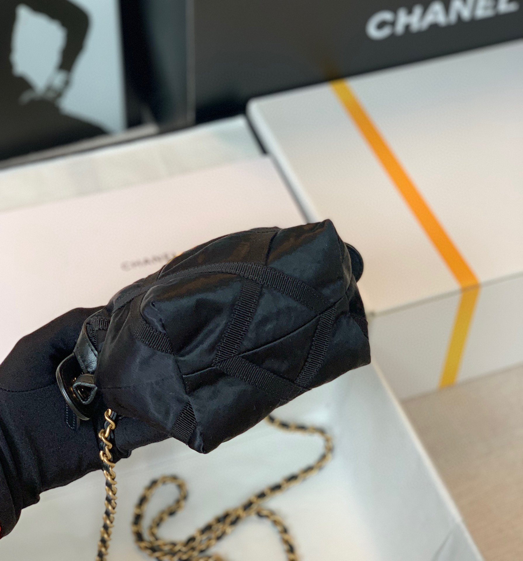 Túi Chanel Gucci Dior Estee Lauder hàng Gift Auth là gì