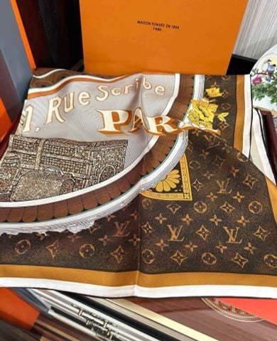Khăn Nữ L*V 90×90 cm – Lụa Monogram Kinh Điển