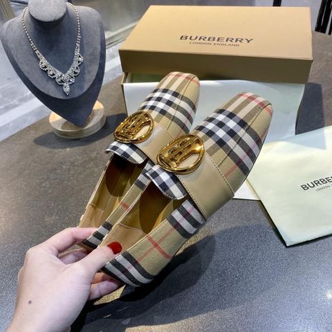 Giày bệt BURBERRY hoạ tiết da bò mềm đẹp