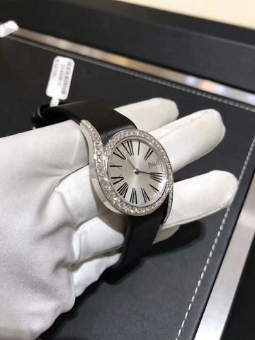 Đồng hồ nữ piaget viền kim dây lụa có 2 size nhỏ và lớn