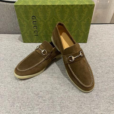 Đôi loafer Gucci nam này được chế tác từ da lỳ nhập khẩu và da lộn cao cấp