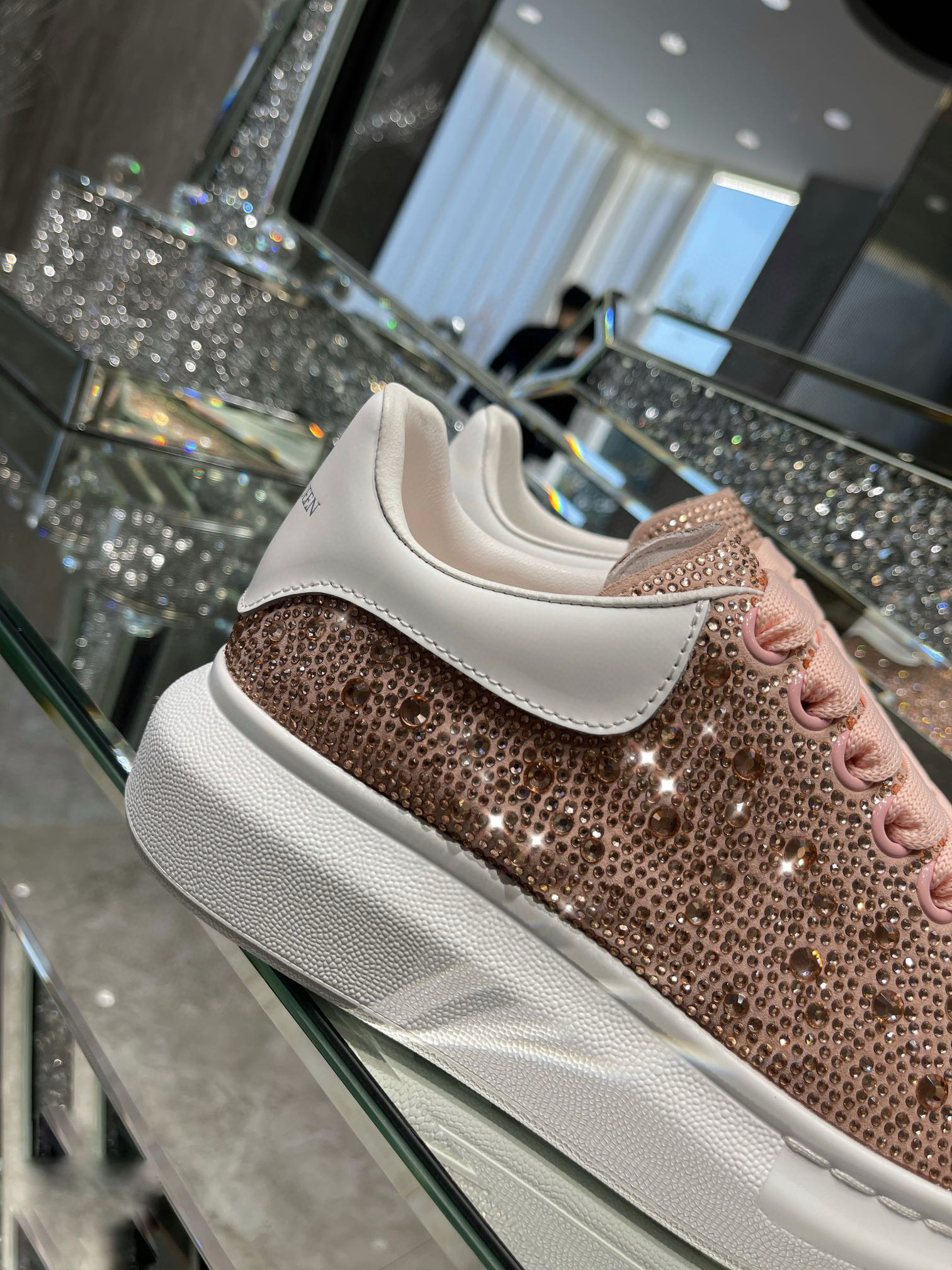 Zapatillas Alexander McQueen Oversize: Elegancia y Comodidad con Pedrería - zapato alexander McQueen